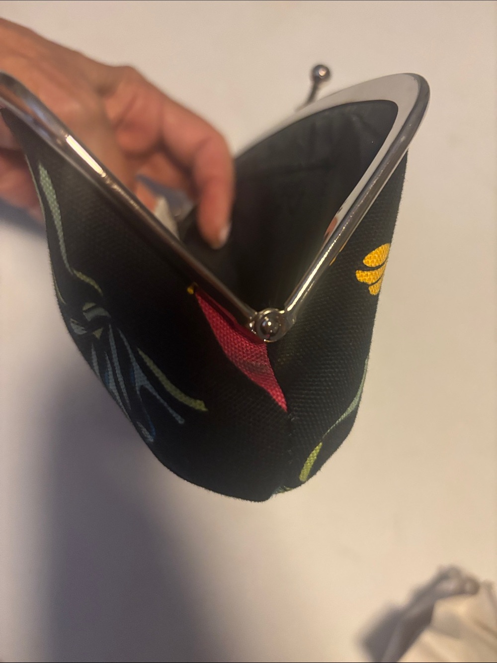 BETTY BOOP BLACK CLOTH WRISTLET PRELOVED VINTAGE…..’2005….8”X5”
SATIN INTERIOR - Picture 12 of 12